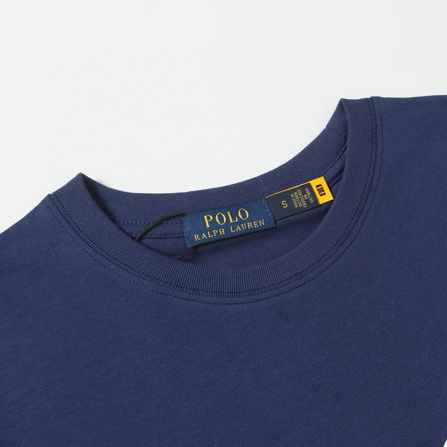 P126 Style number: 508 Ralph Lauren/Ralph Lauren 25ss new summer 3D silicone Polo embossed round neck T-shirt. The main logo on the neck has a QR code mark, which can be scanned for verification. It uses 3D silicone three-dimensional English letter logo embossing to distinguish low-low products on the market. 32 counts, 240g hydrophilic toner, 100% cotton fabric, comfortable and soft, highly breathable, focusing on high-end cost-effectiveness, needless to say good quality. Available in a variety of colors, both boys and girls can try this genderless style, giving them a yuppie tone in no time. Immerse yourself in your leisurely style, and have your own style in retro. Natural, vivid and very French romantic feelings, perfectly integrating youthful atmosphere and trend. Color: off-white, navy blue, dark green, light green Size: S-xL S Shoulder width 44 Bust 104 Sleeve length 23 Clothing length 72 M Shoulder width 45 Bust 108 Sleeve length 24 Clothing length 74 L Shoulder width 46 Bust 112 Sleeve length 25 Clothing length 76 xL Shoulder width 47 Bust 116 Sleeve length 26 Clothing length 78